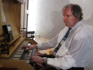 Foto von mir beim Orgelspiel im Haus St. Ulrich in Augsburg