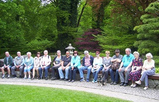 Foto unserer Gruppe beim Besuch im Botanischen Garten in Augsburg