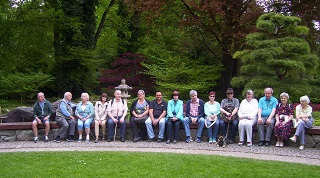Foto unserer Gruppe beim Besuch im Botanischen Garten in Augsburg