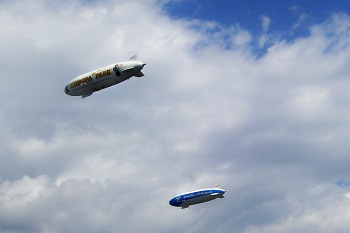 Foto von 2 Zeppelin in der Luft