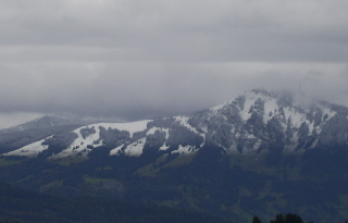 Foto der verschneiten Berge an diesem Tag