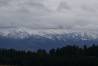 Foto einer verschneiten Bergkette
